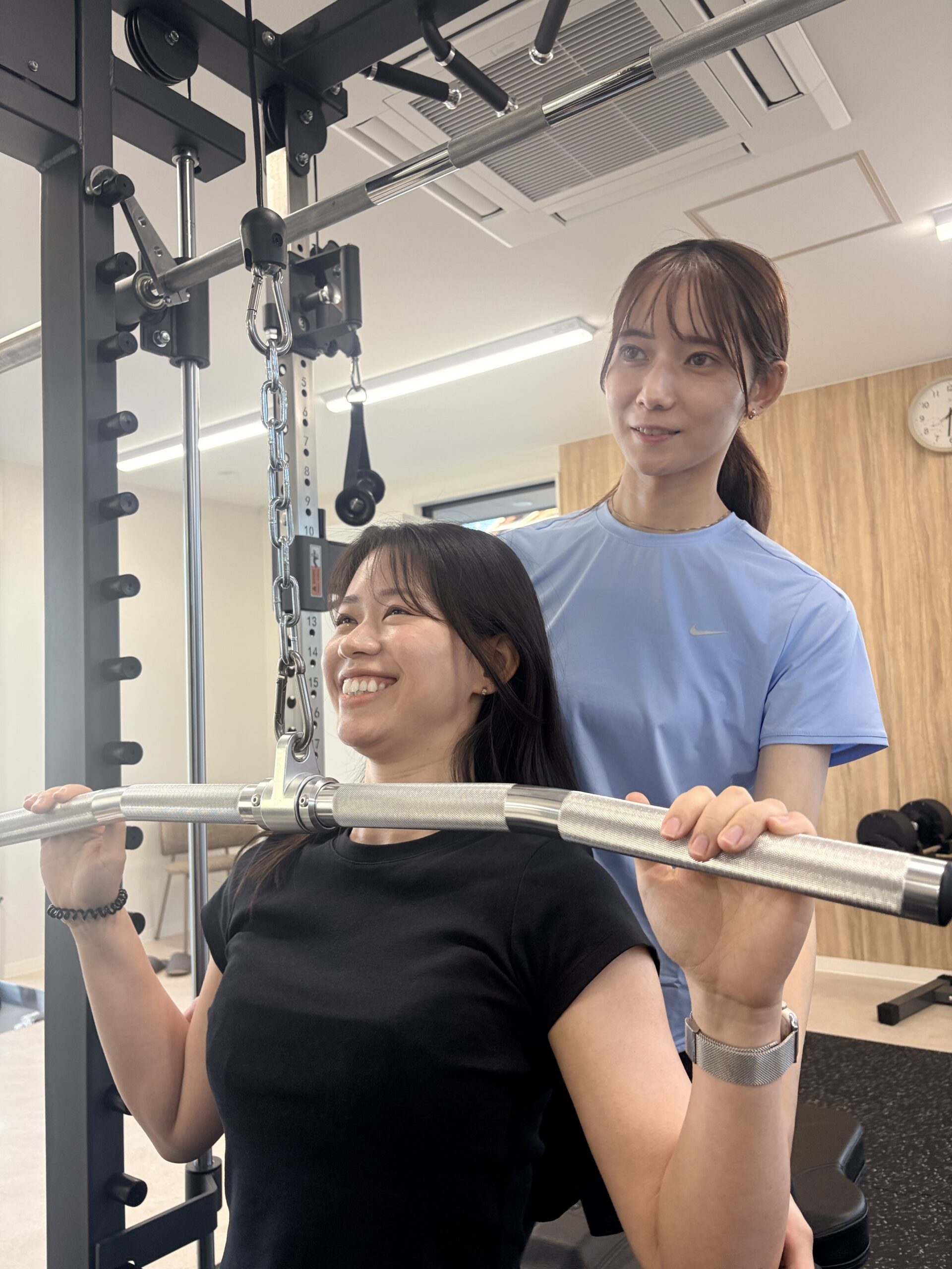 トレーナーのサポートを受けながらパーソナルトレーニングに取り組む様子