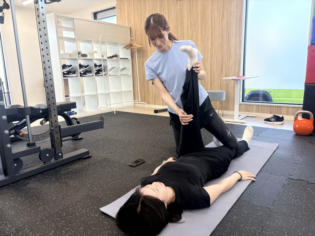 身体の状態に合わせてトレーナーのサポートを受ける様子