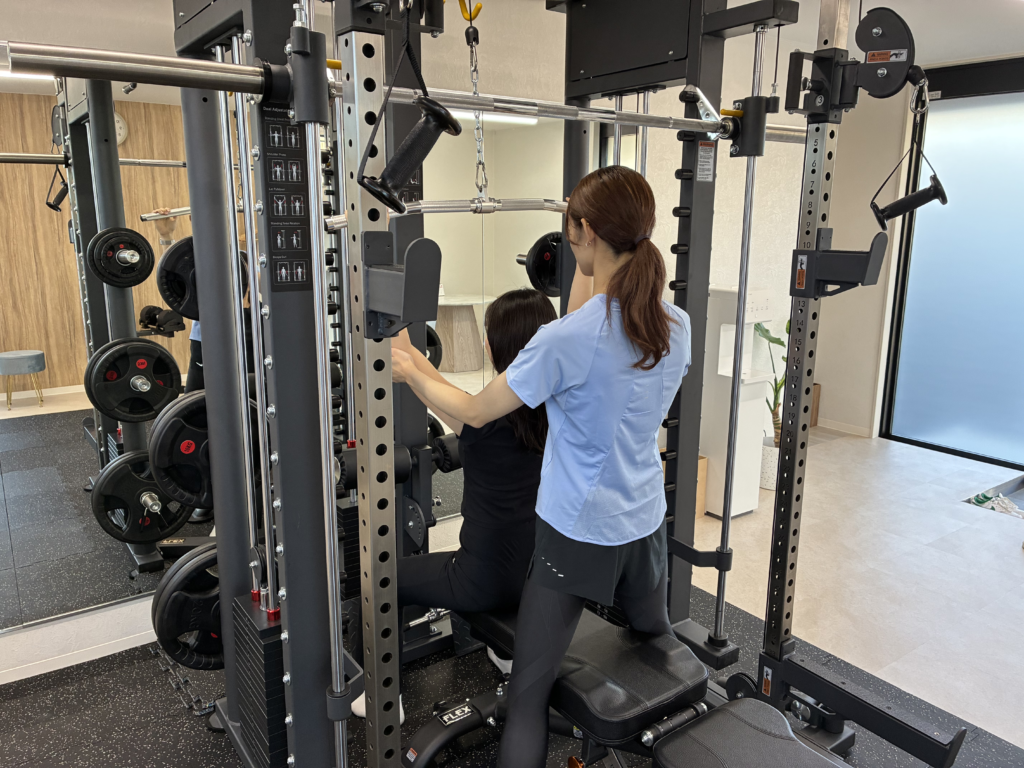 トレーナーのサポートを受けながらトレーニングに取り組む様子